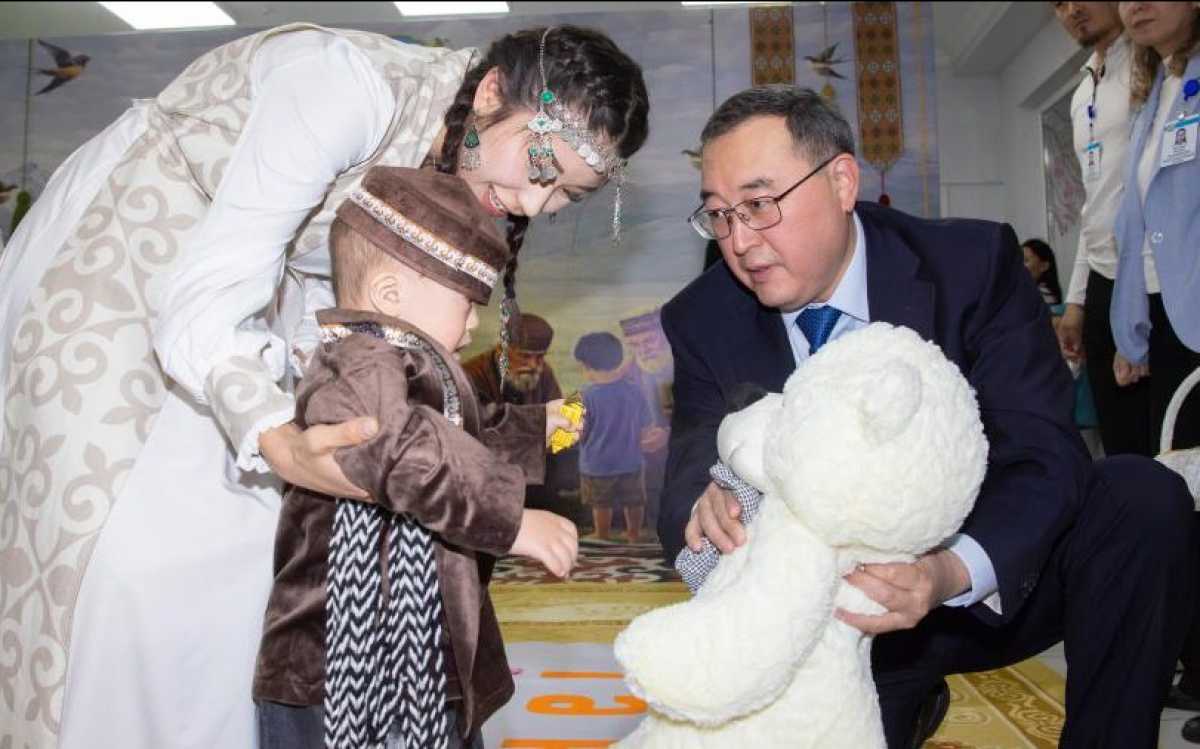 Аким Алматинской области посетил детей, проходящих лечение в реабилитационном центре «Акжол-М»