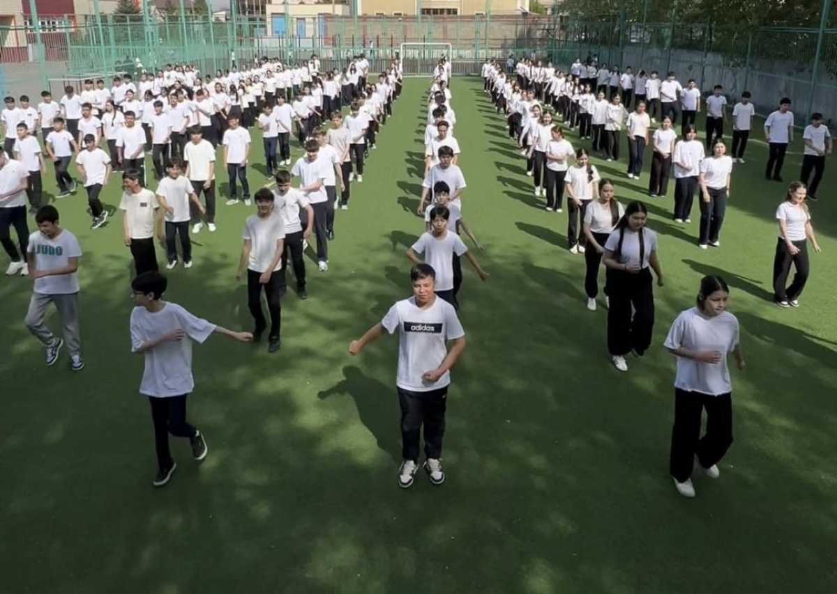 Более 50 тысяч школьников и студентов Алматы одновременно вышли на зарядку