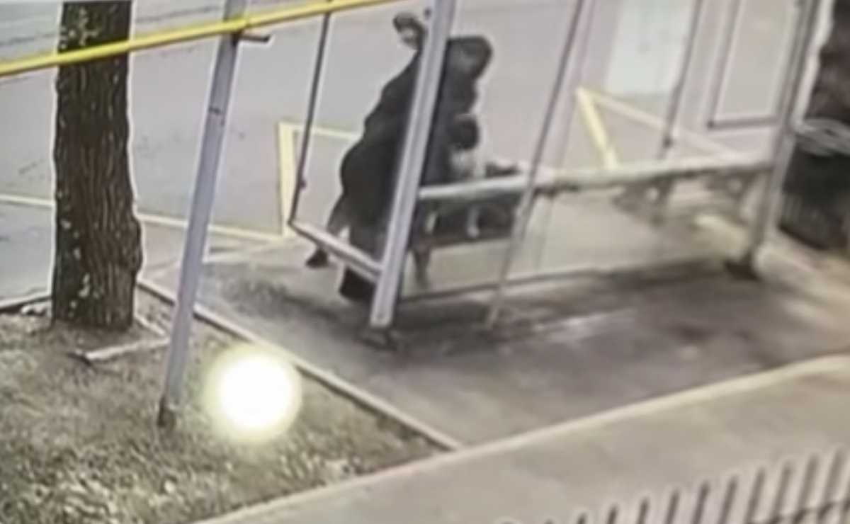 Пенсионерку избили на остановке в Алматы