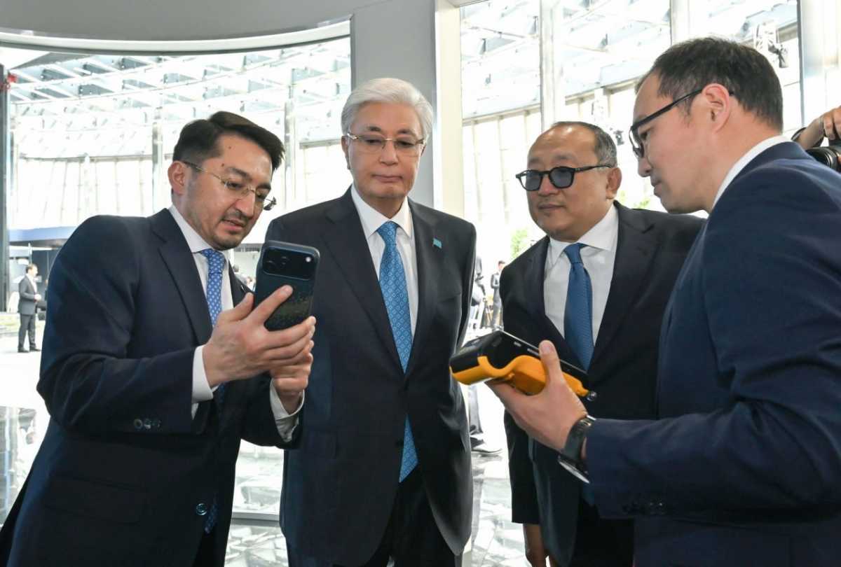 Касым-Жомарту Токаеву показали первый в Казахстане платёж криптовалютой