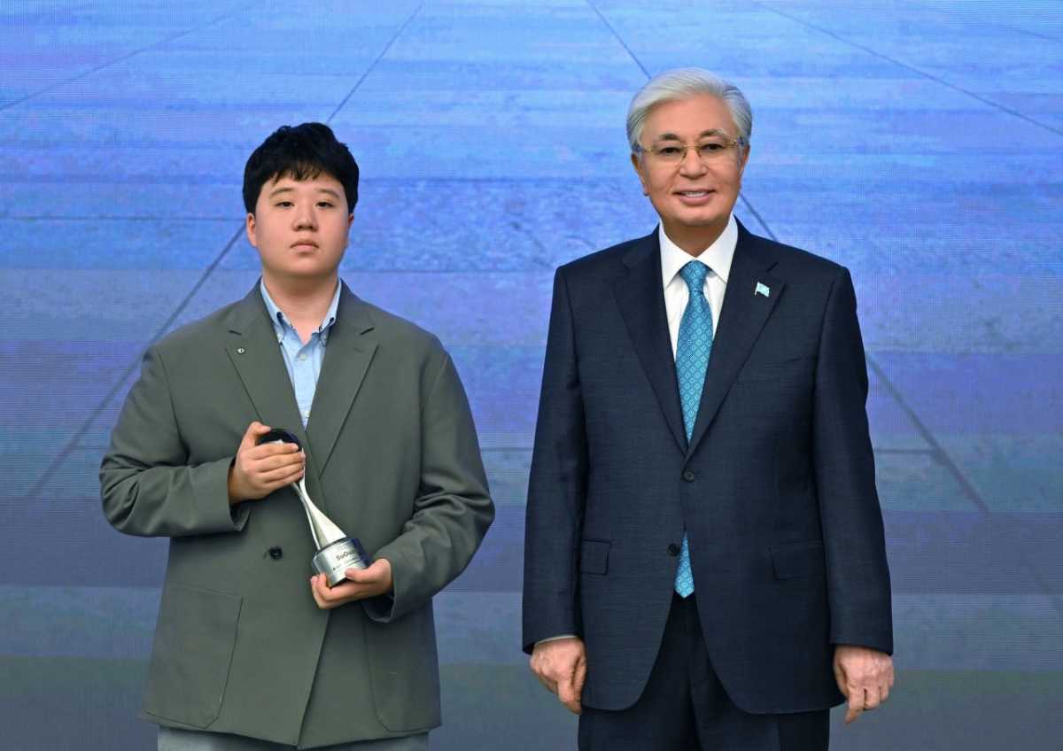 Касым-Жомарт Токаев наградил победителей национального конкурса в сфере ИИ – фото