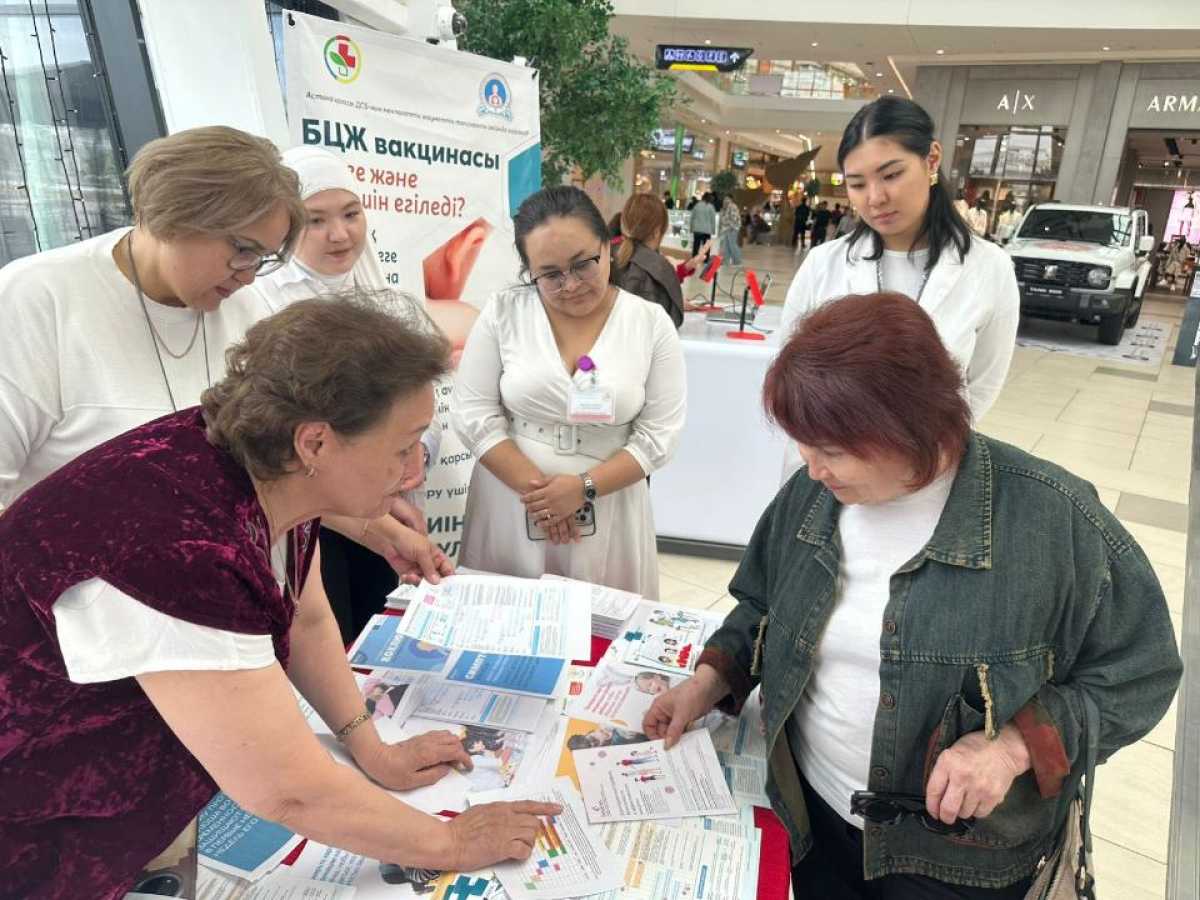 «Прививки без мифов»: в столичном ТРЦ врачи консультируют горожан