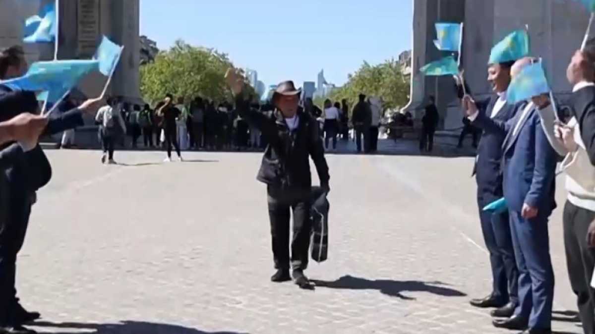 76-летний казахстанец прошел пешком до Парижа