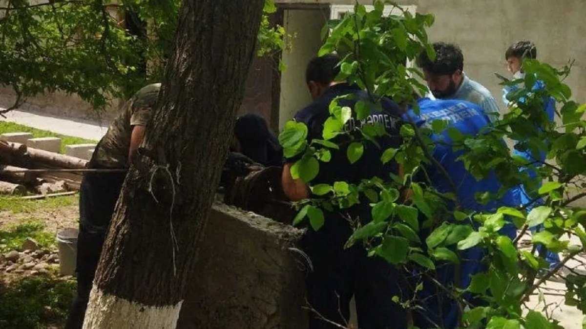 Маленький ребенок упал в 24-метровый колодец в Шымкенте