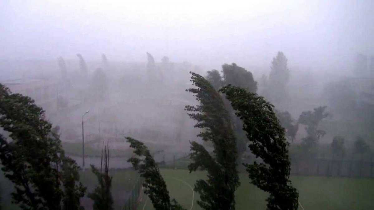 Экибастуз накрыл ураганный ветер: повреждены крыши и сети