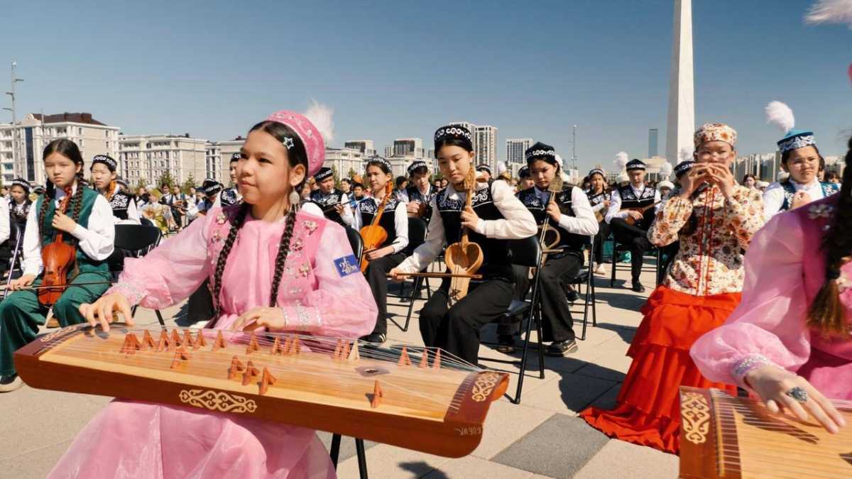 2000 школьников Астаны одновременно исполнили кюй «Алтын ұя»