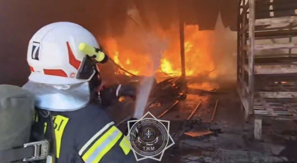 Цех по производству пластика загорелся в Шымкенте