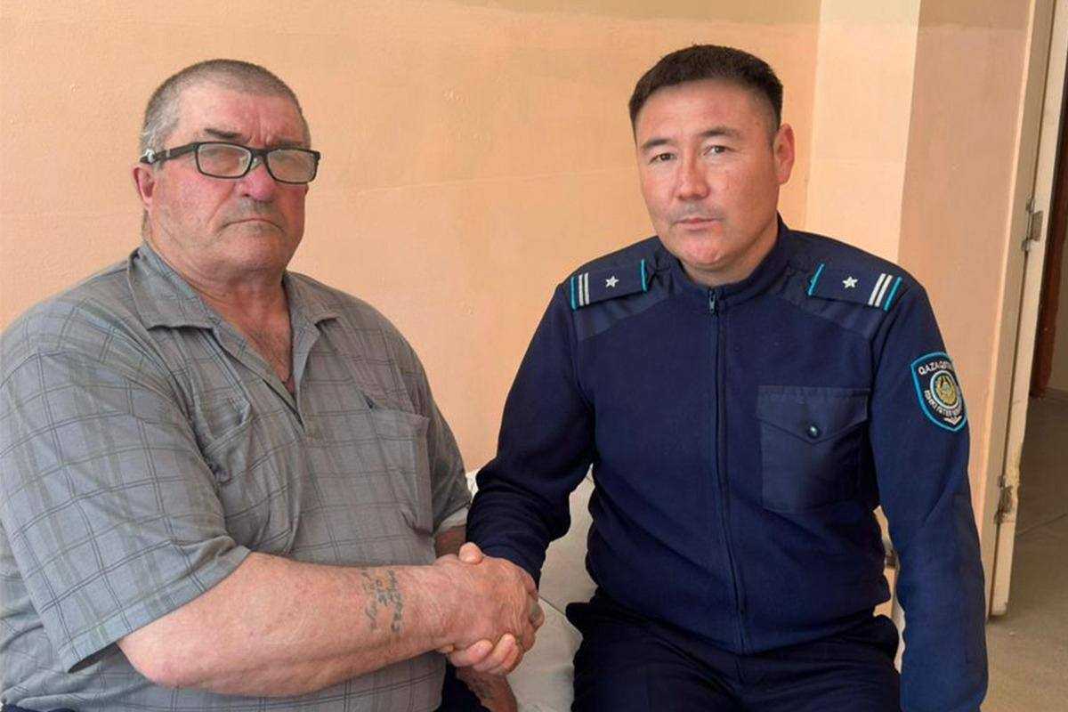 Позвонил в полицию вместо скорой: пенсионера спасли в СКО