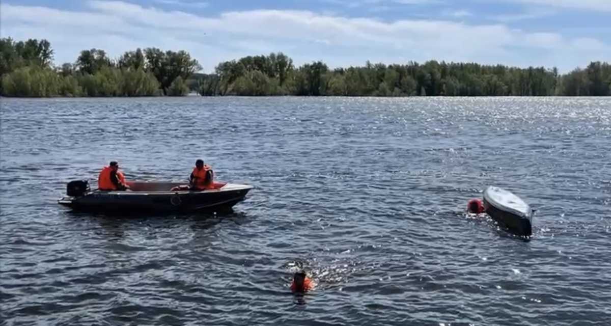 Байдарка перевернулась посреди реки: отца и сына спасли в Павлодаре