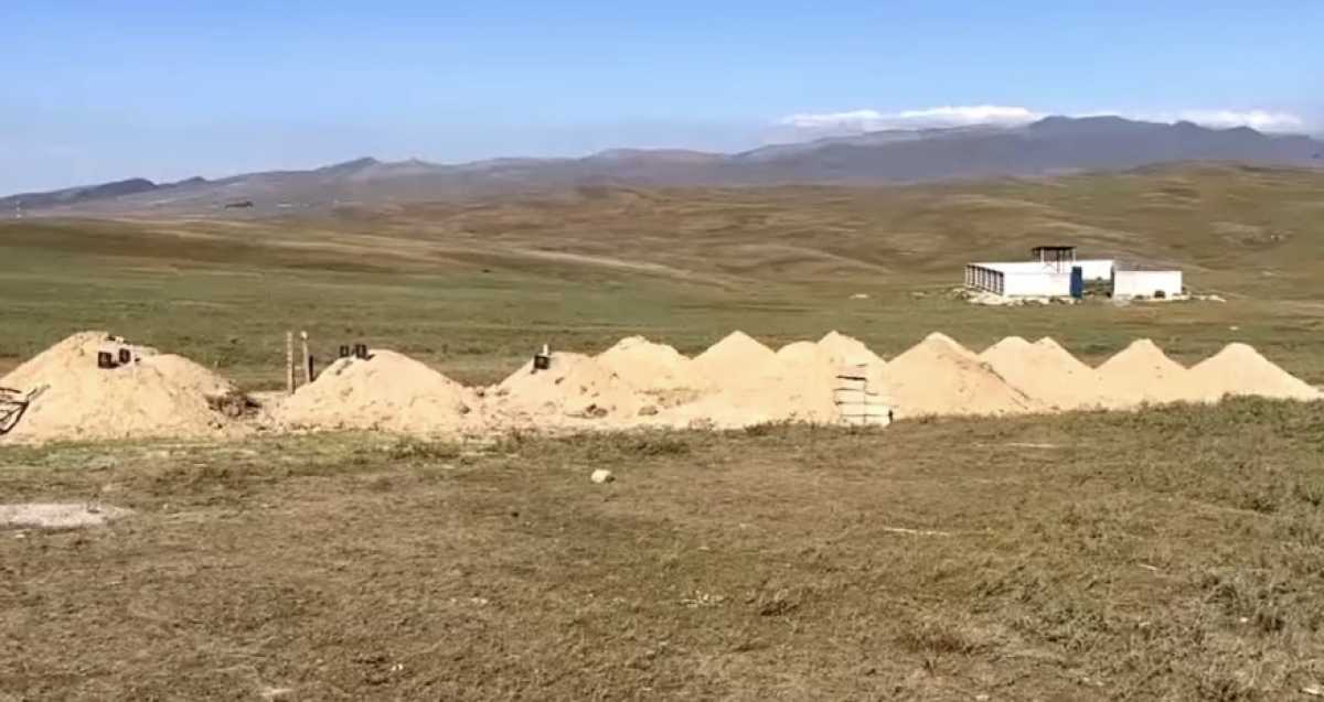 Свежие захоронения людей обнаружили рядом со скотомогильником в Таразе