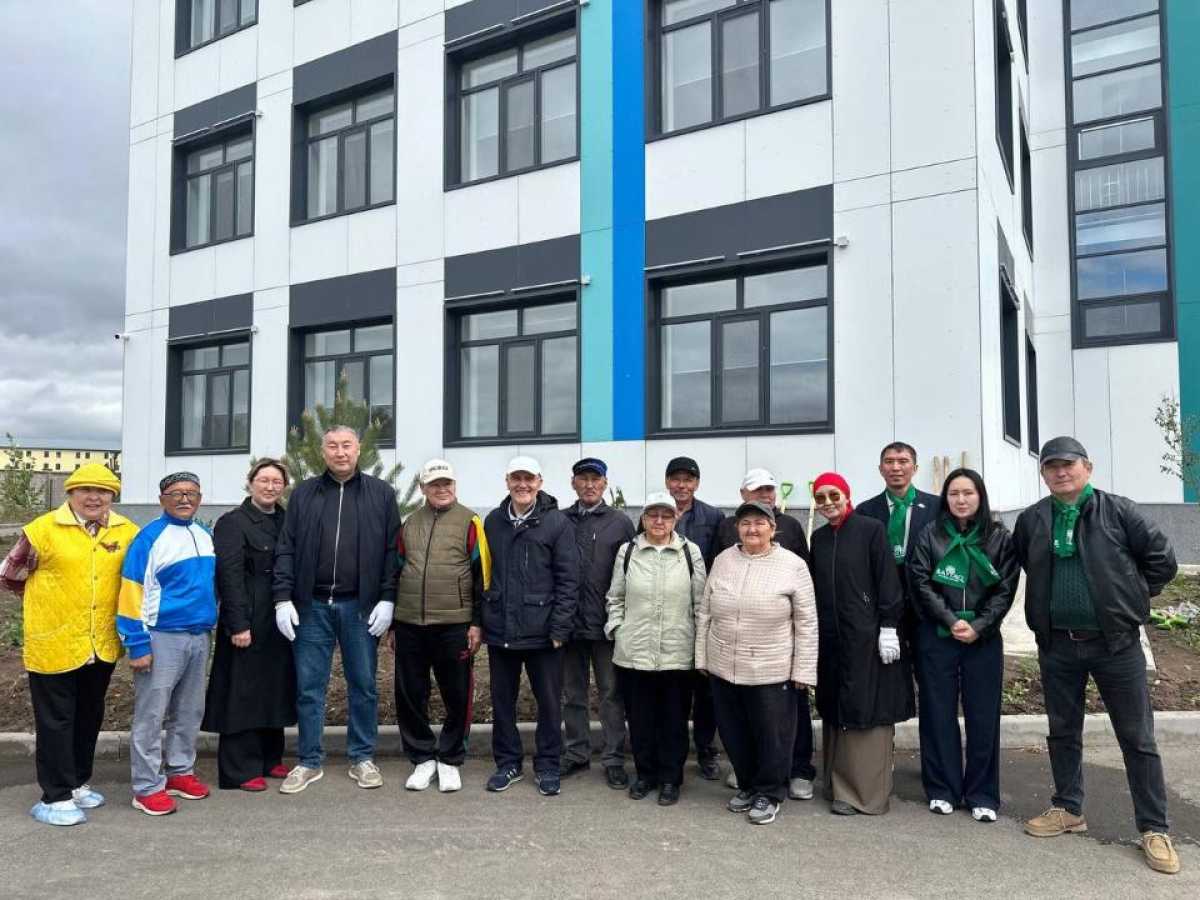 «Таза Қазақстан»: столичные пенсионеры провели экоакцию по посадке деревьев