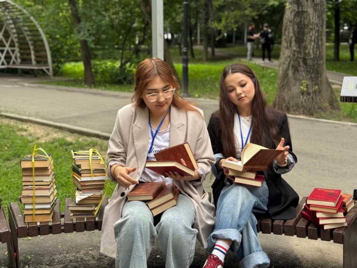 В парках Алматы откроют летние площадки буккроссинга