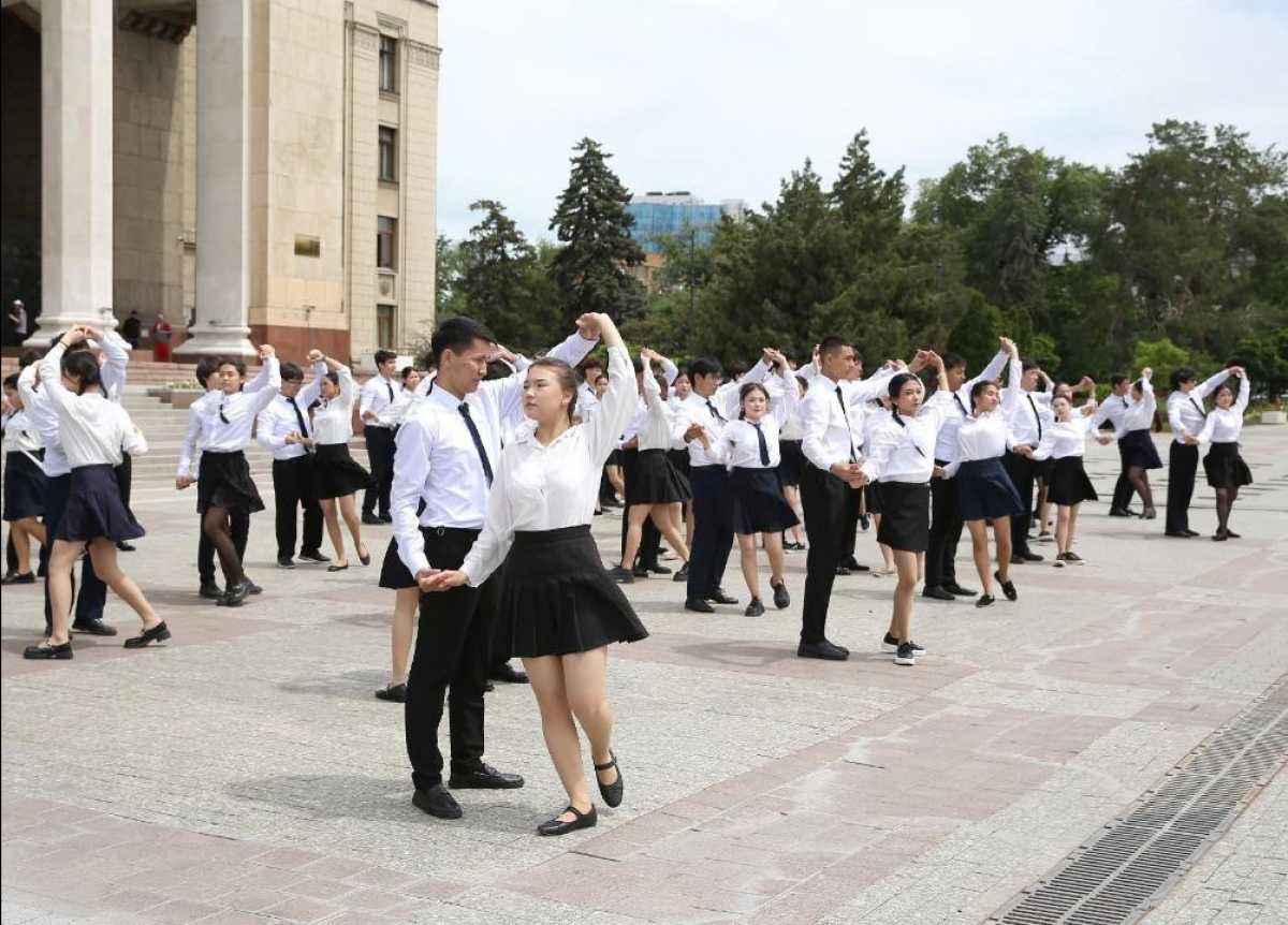 Вальс для города: выпускники поздравили Алмалинский район с 90-летием