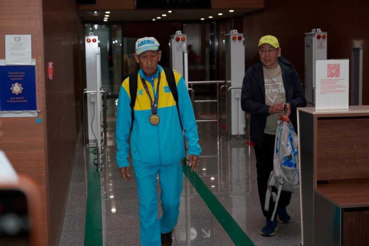 80-летний астанчанин пробежал полный марафон в Кейптауне