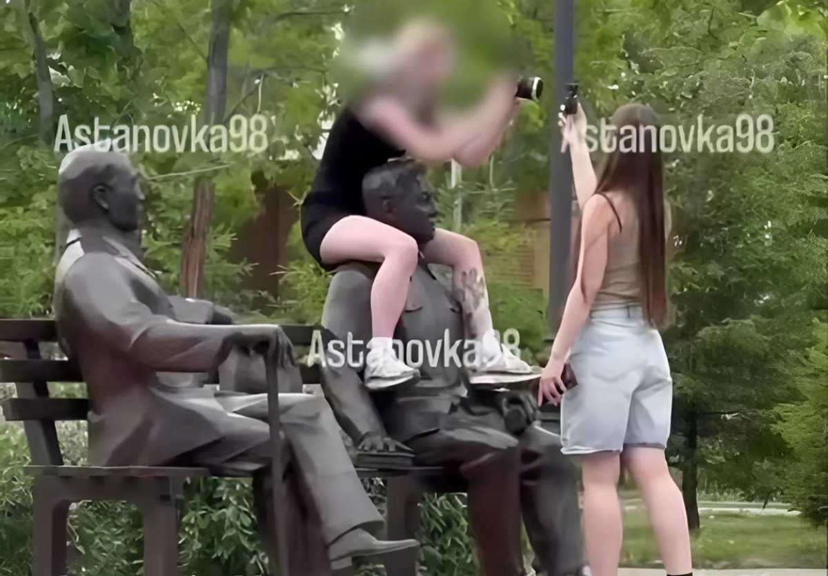 В Астане девушка залезла на памятник Майлину: дело дошло до суда