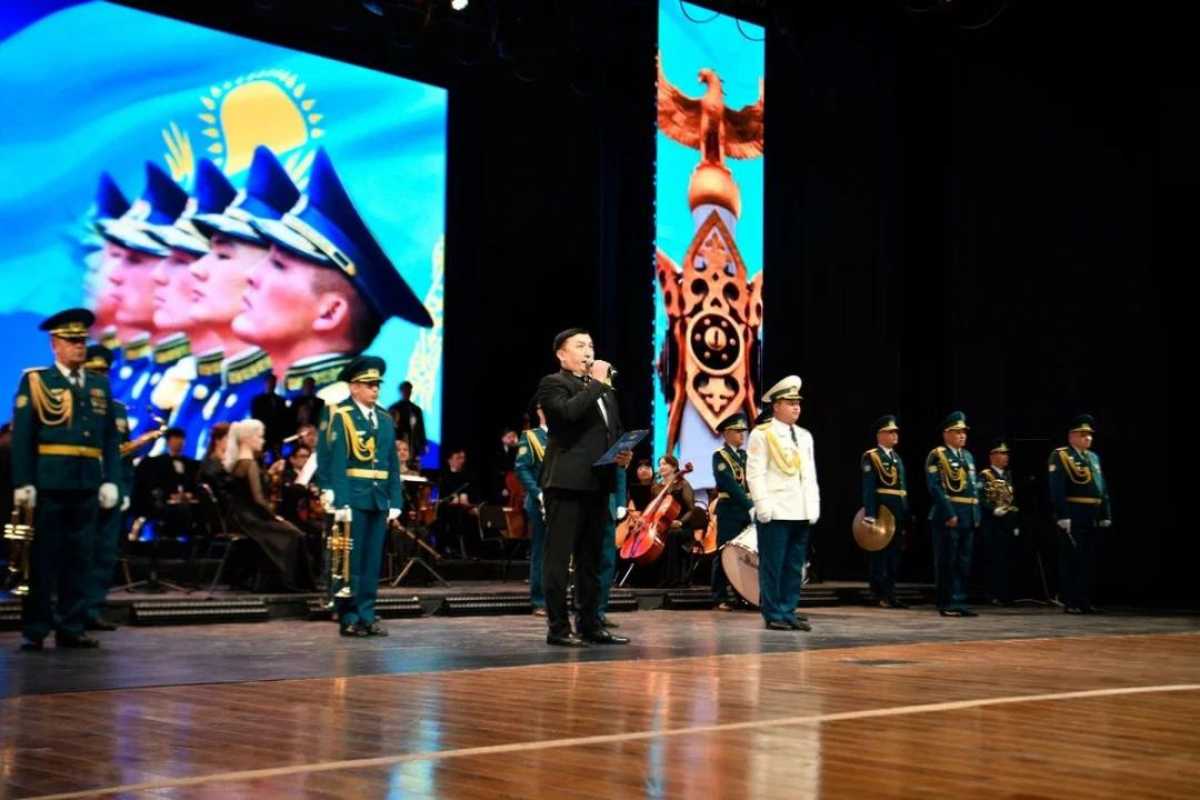 Аким ЗКО поздравил жителей с праздником и рассказал об укреплении обороноспособности региона