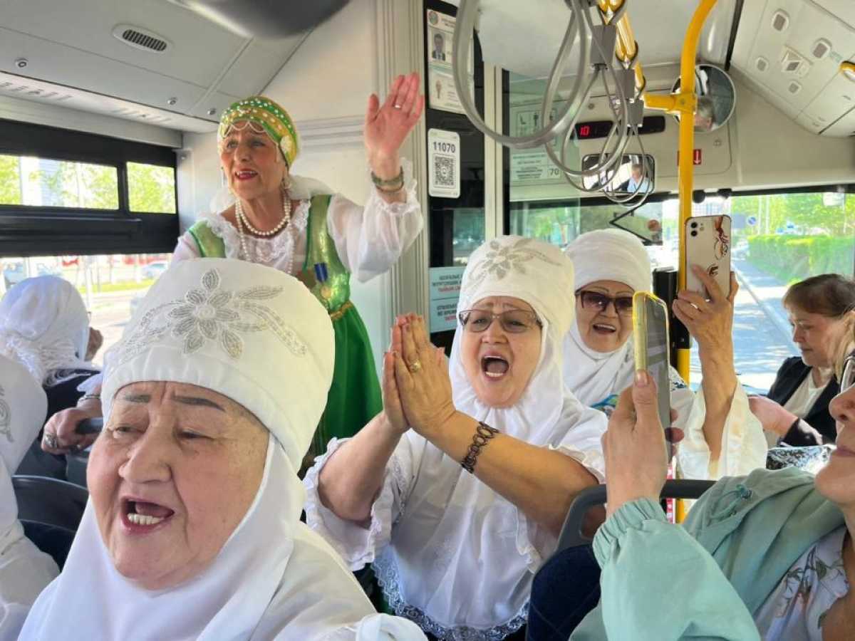 В столичных автобусах прошел музыкальный перформанс в честь Дня Победы