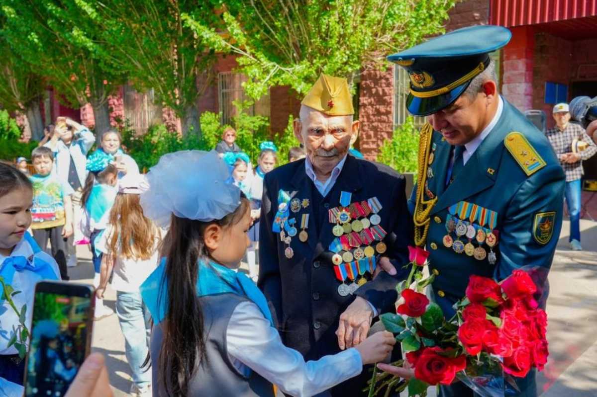 Ветерана войны Рзагула Байкешева торжественно поздравили с Днём Победы в Астане