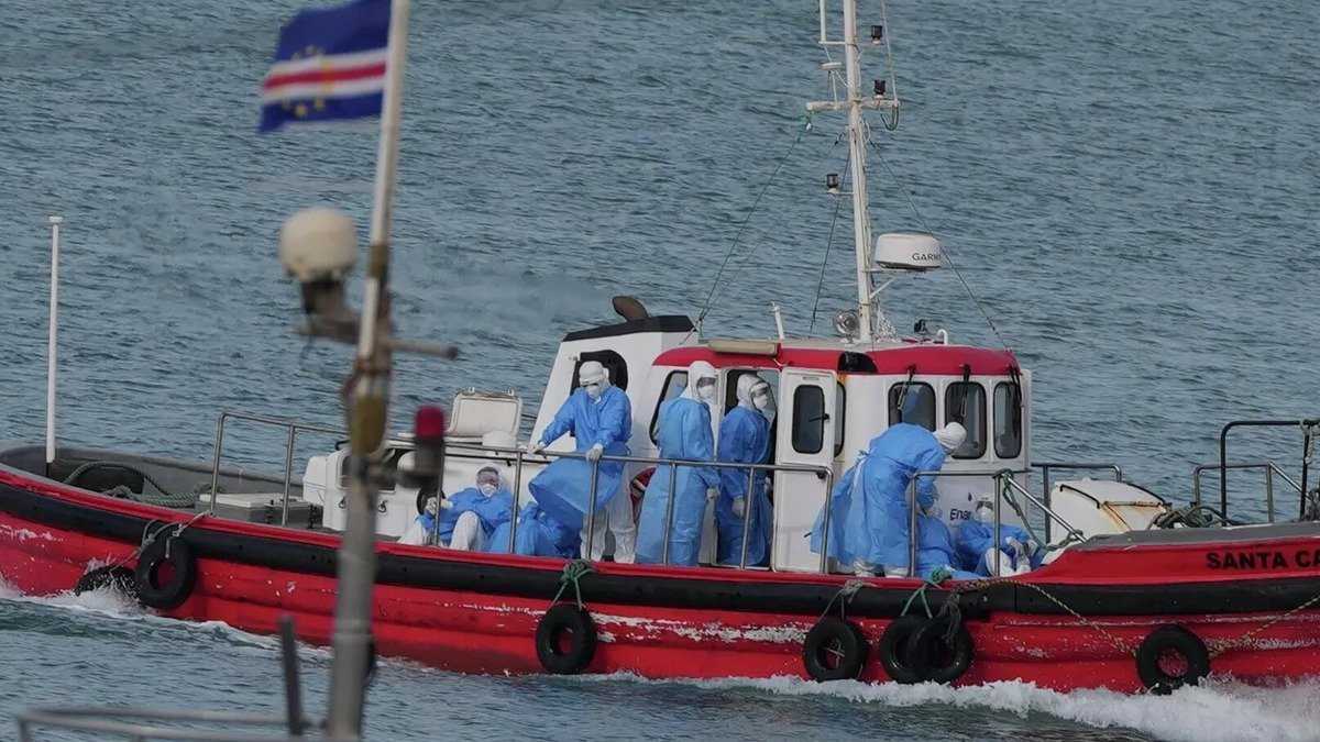 Лайнер со вспышкой хантавируса прибыл к берегам Испании