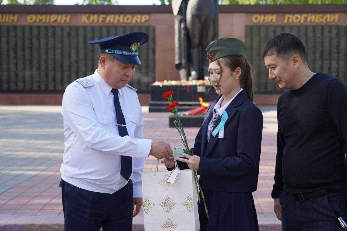Подросткам вручили первые удостоверения личности в Костанайской области