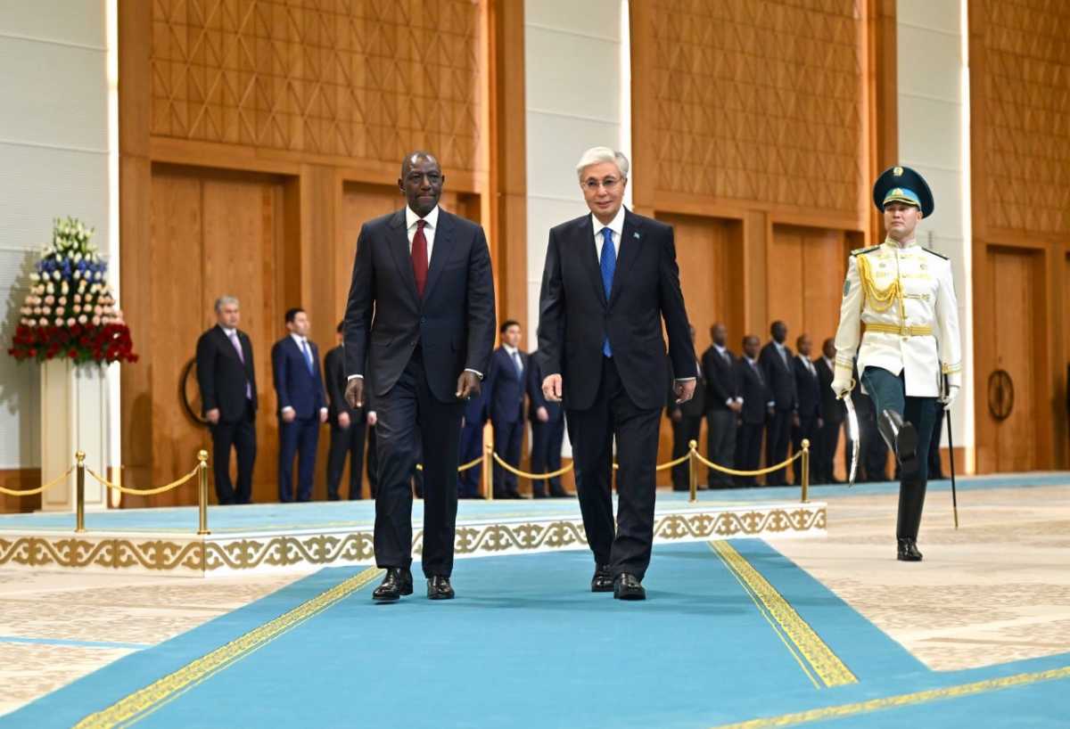 Президента Кении торжественно встретили во Дворце Независимости в Астане – фото