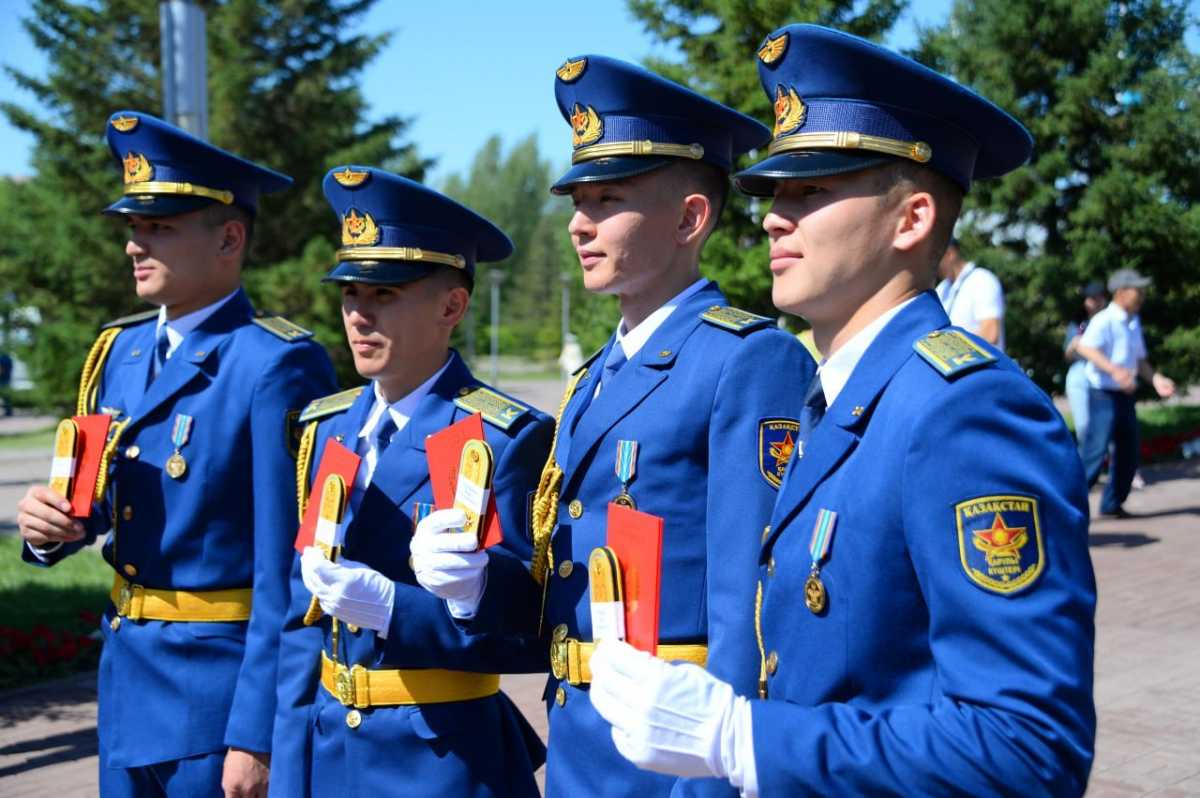 Звание старшего лейтенанта будут присваивать выпускникам-отличникам военных вузов в Казахстане