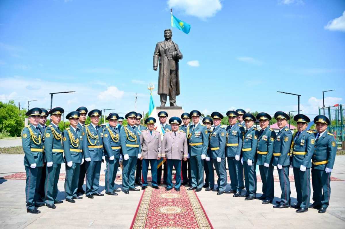 Казахстанские военнослужащие почтили память Сагадата Нурмагамбетова