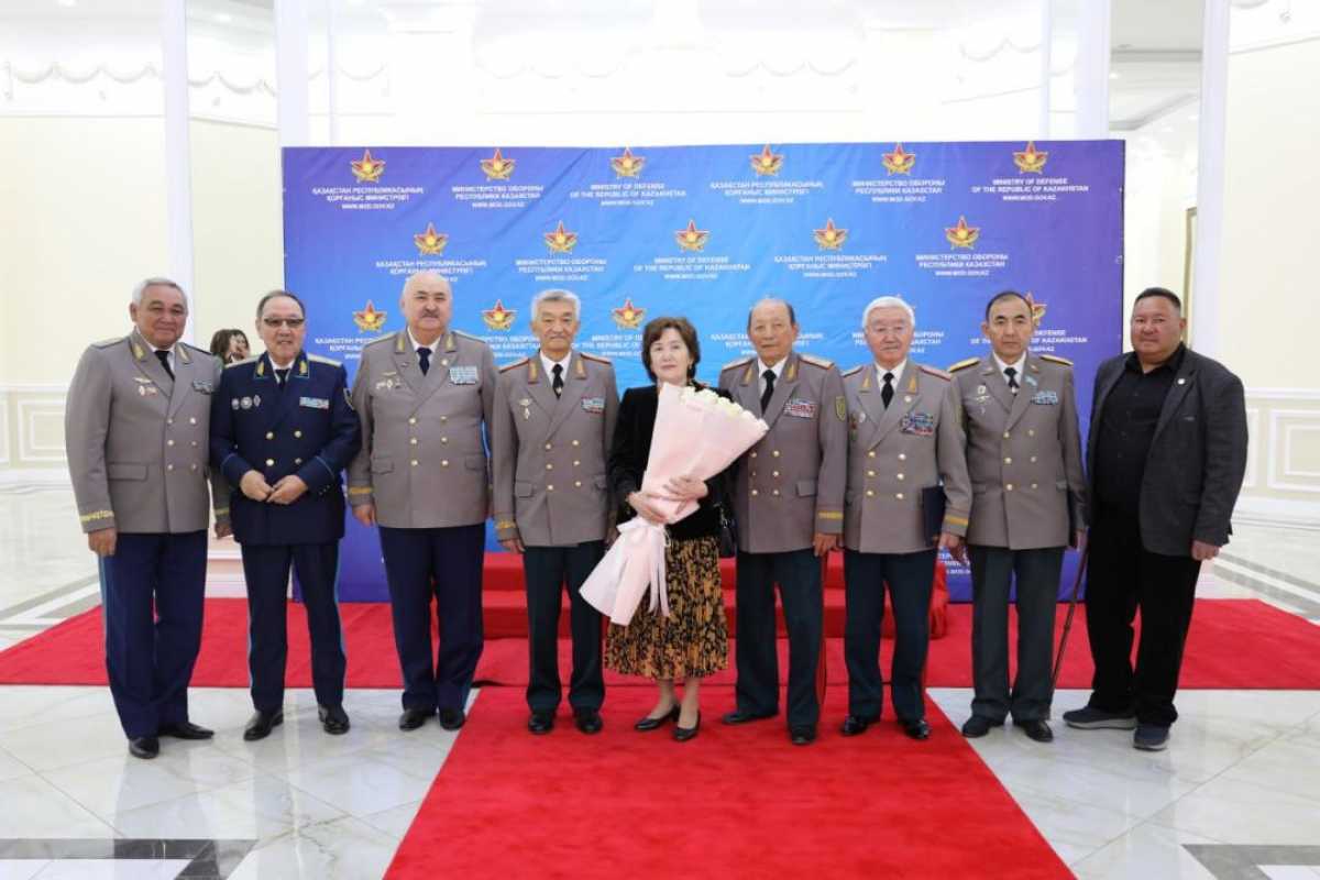 Едиля Уразова поздравили с 70-летием: слова признания и медаль «Күлтегін» от ЕНУ
