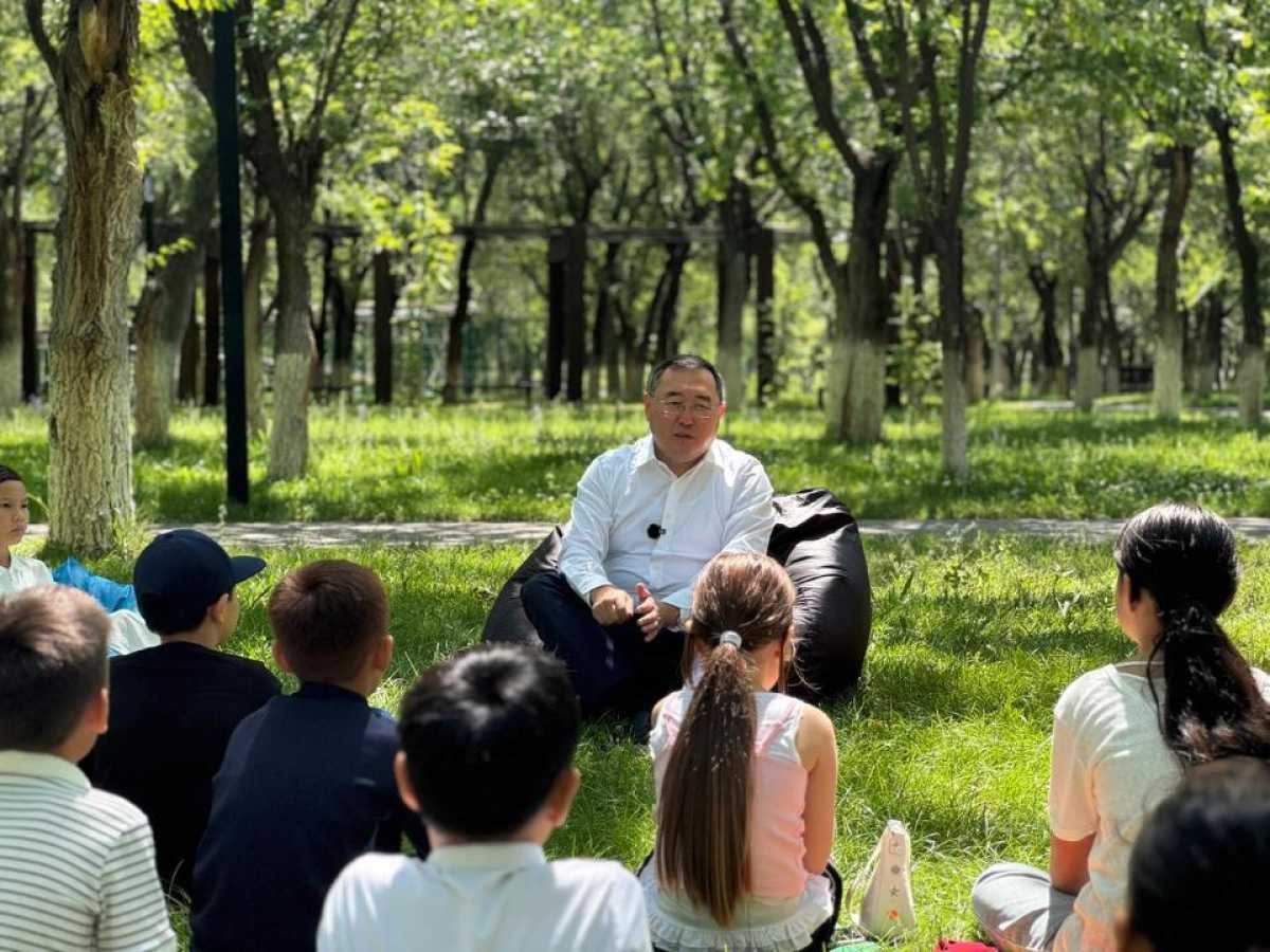 Флаг, Гимн и Герб: аким Алматинской области провёл встречу с детьми