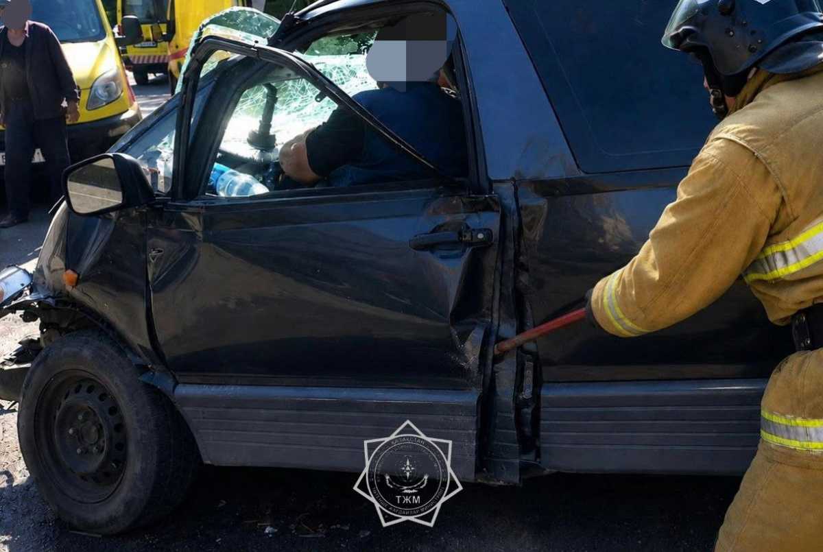 Мужчину зажало в автомобиле после аварии в Алматинской области