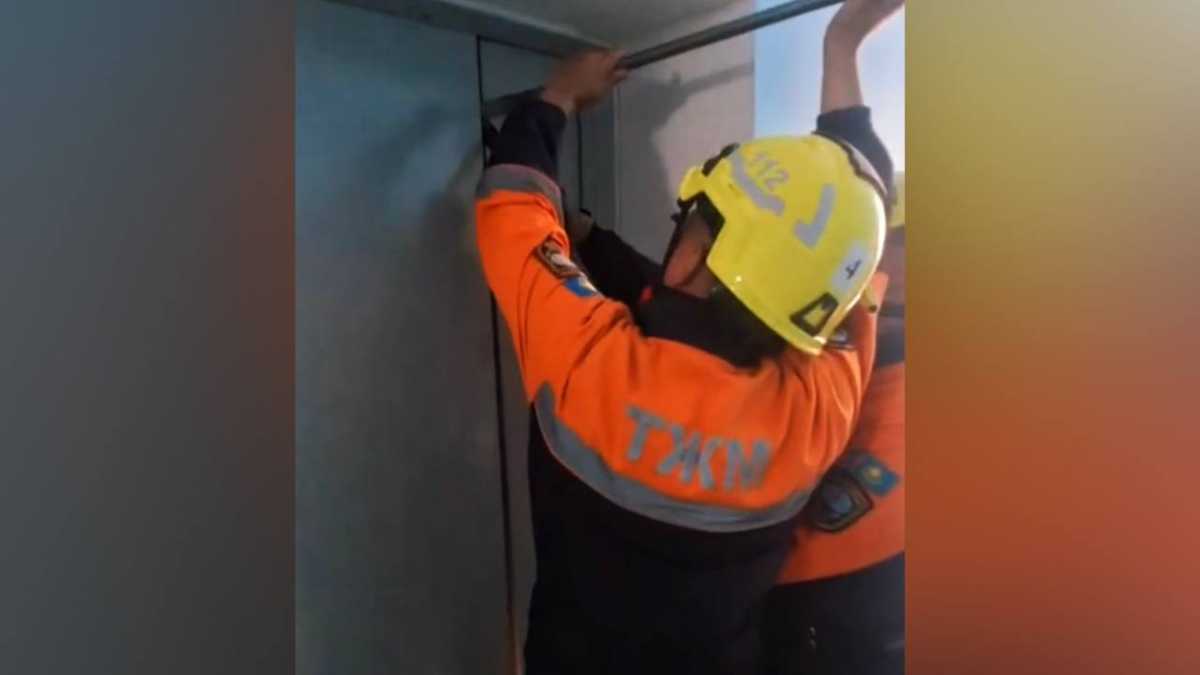 Семью с детьми, застрявшую в лифте, спасли в Кокшетау