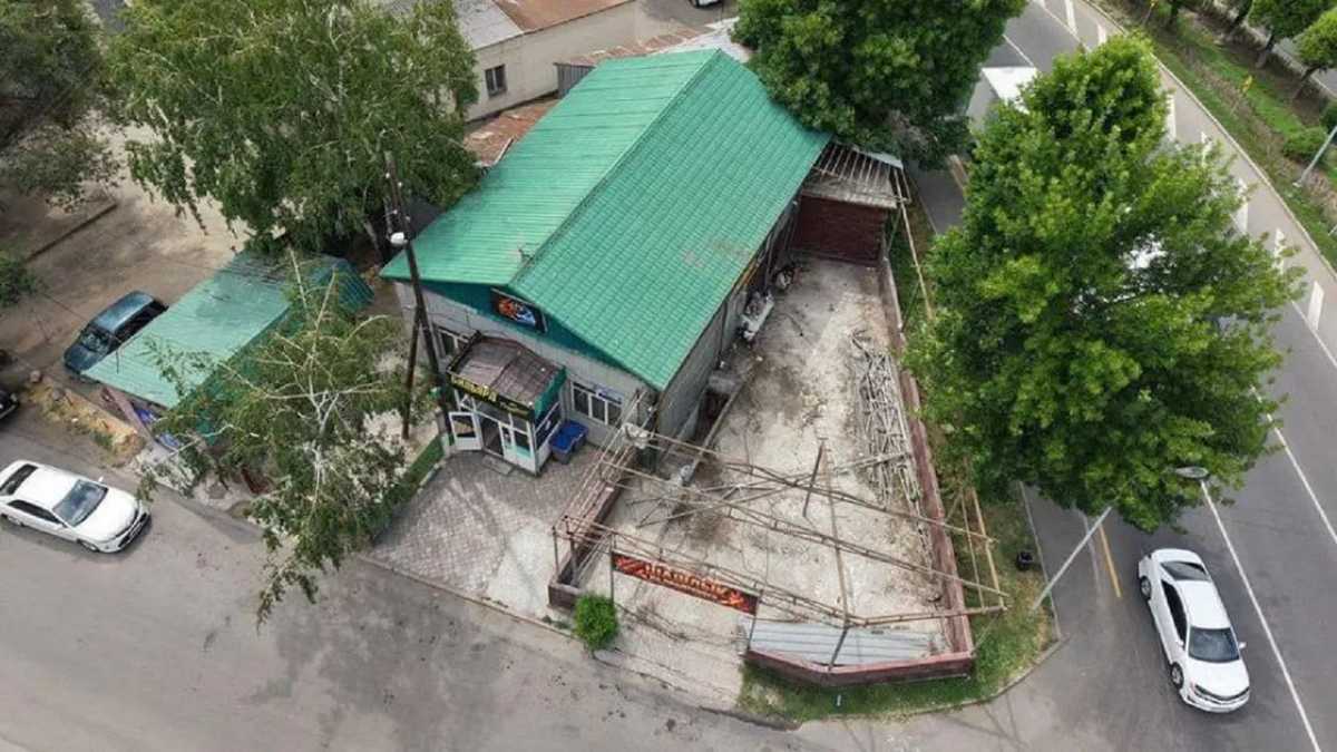 Летнее кафе снесли в Алматы