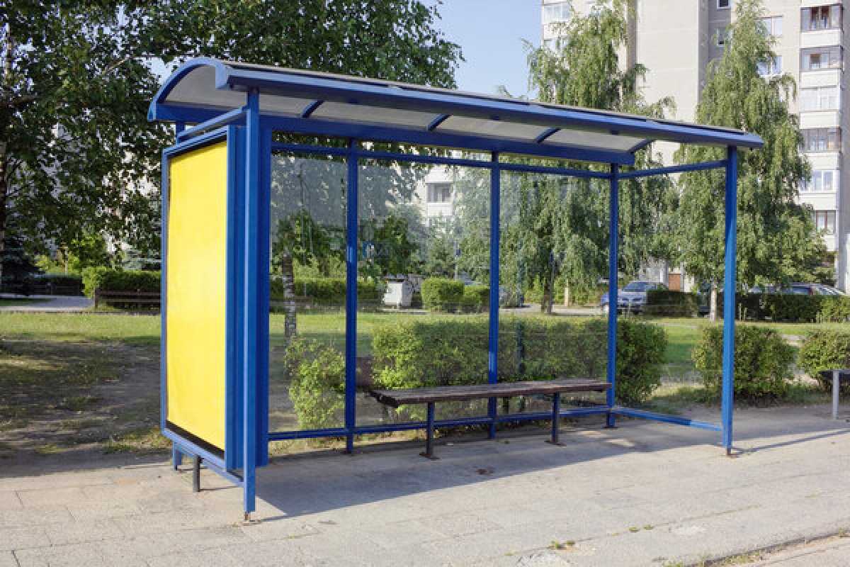 Тело мужчины нашли на остановке в Усть-Каменогорске