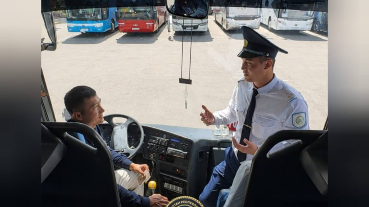 Автобусы массово проверяют в Алматы: десятки машин отправлены на штрафстоянку