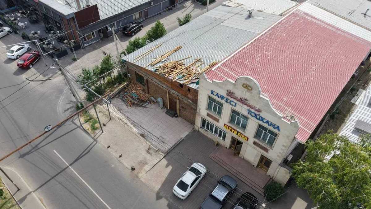 Летнюю террасу снесли в Алматы