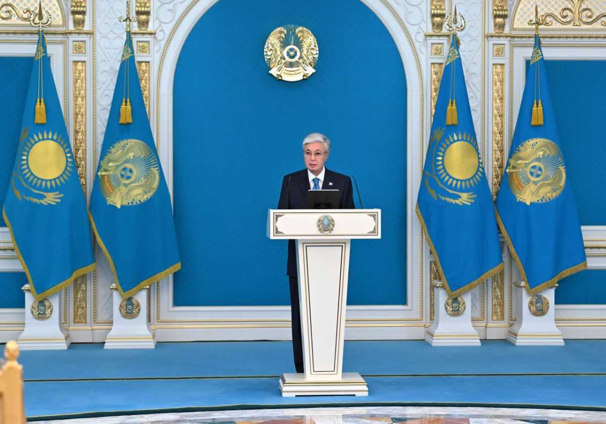 Токаев призвал журналистов бороться с дезинформацией и дипфейками