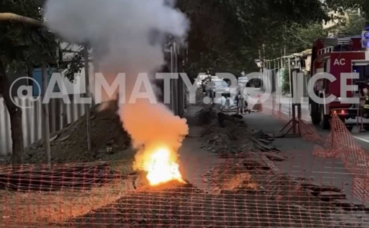 Подземные коммуникации загорелись в центре Алматы