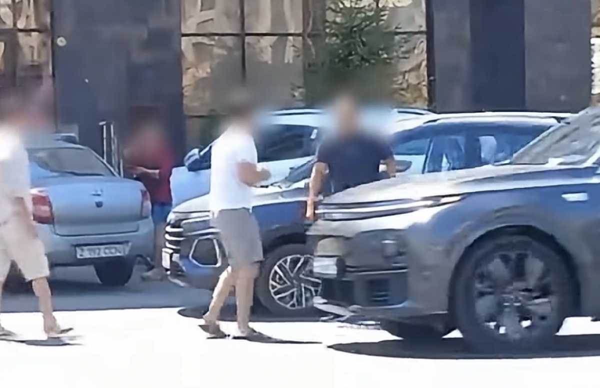 Не поделили дорогу и устроили драку: двух водителей арестовали в Астане