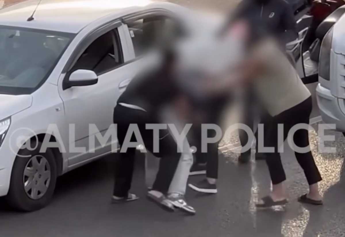 Потасовка посреди дороги в Алматы попала на видео: полиция нашла участников