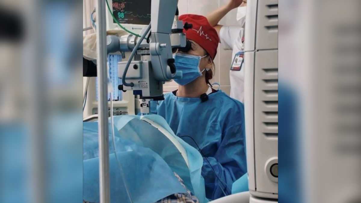 Жительница Алматы едва не ослепла после операции по смене цвета глаз