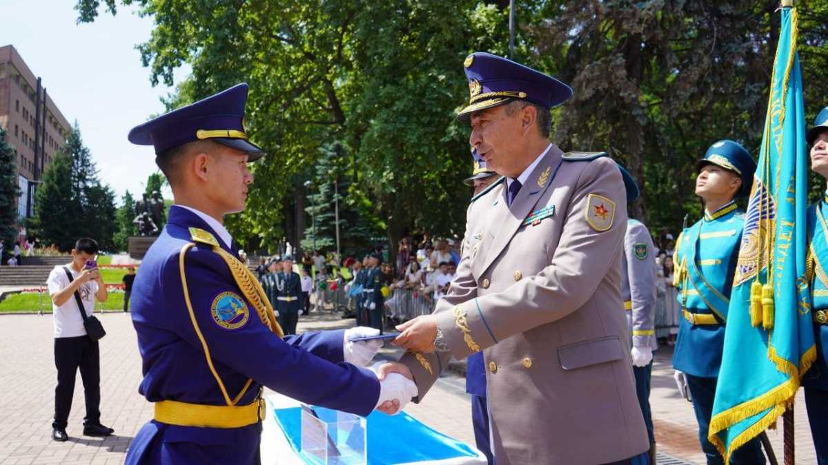 В Алматы состоялся 25-й юбилейный выпуск офицеров Военно-инженерного института радиоэлектроники и связи