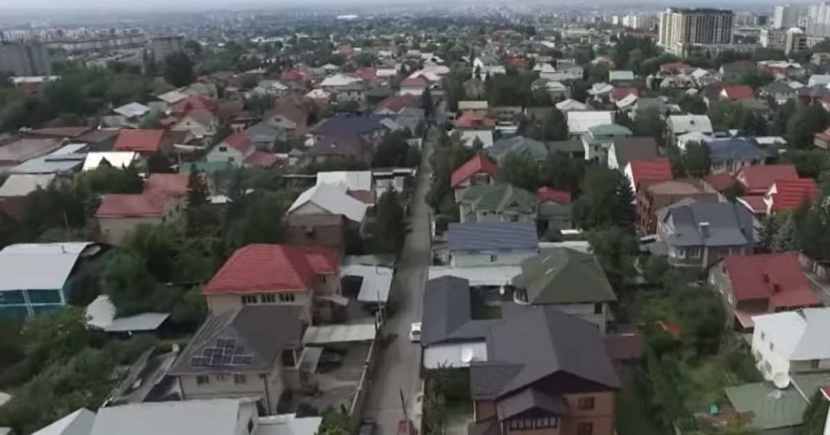 Жители двух микрорайонов Алматы боятся сноса