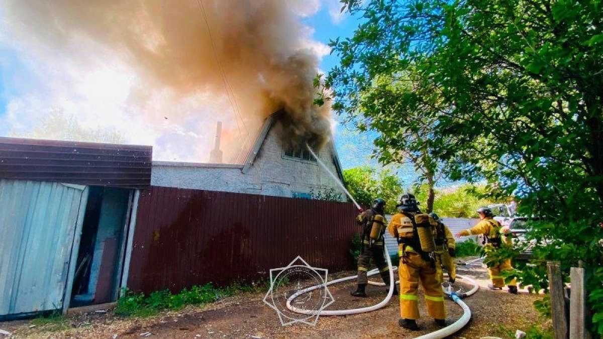 Два газовых баллона вынесли из горящего дачного дома в Астане