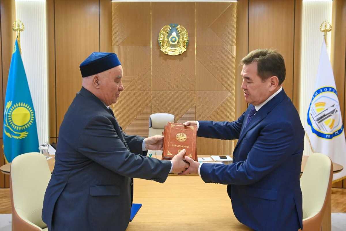 Аким Кызылординской области Мурат Ергешбаев встретился с жырау-ученым Алмасбеком Алматовым