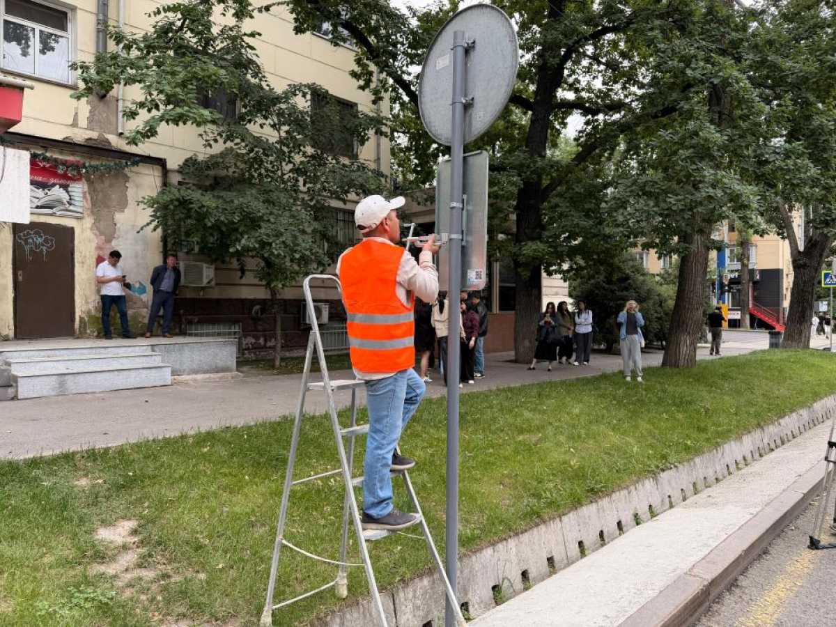 В Алматы устанавливают дорожные знаки в рамках пилотного проекта LEZ