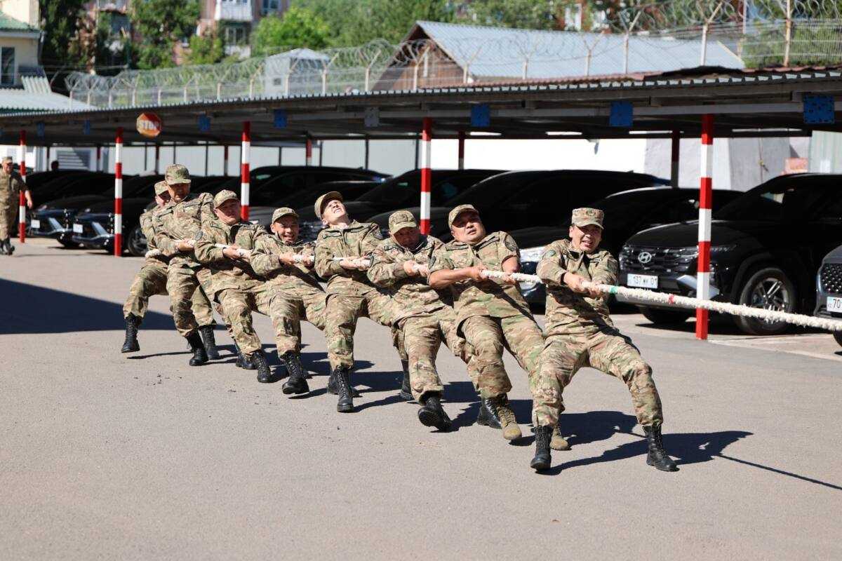 В Национальной гвардии состоялось командное первенство по перетягиванию каната