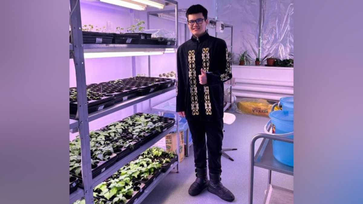 Школьник из Астаны выращивает редкие цветы во время летних каникул