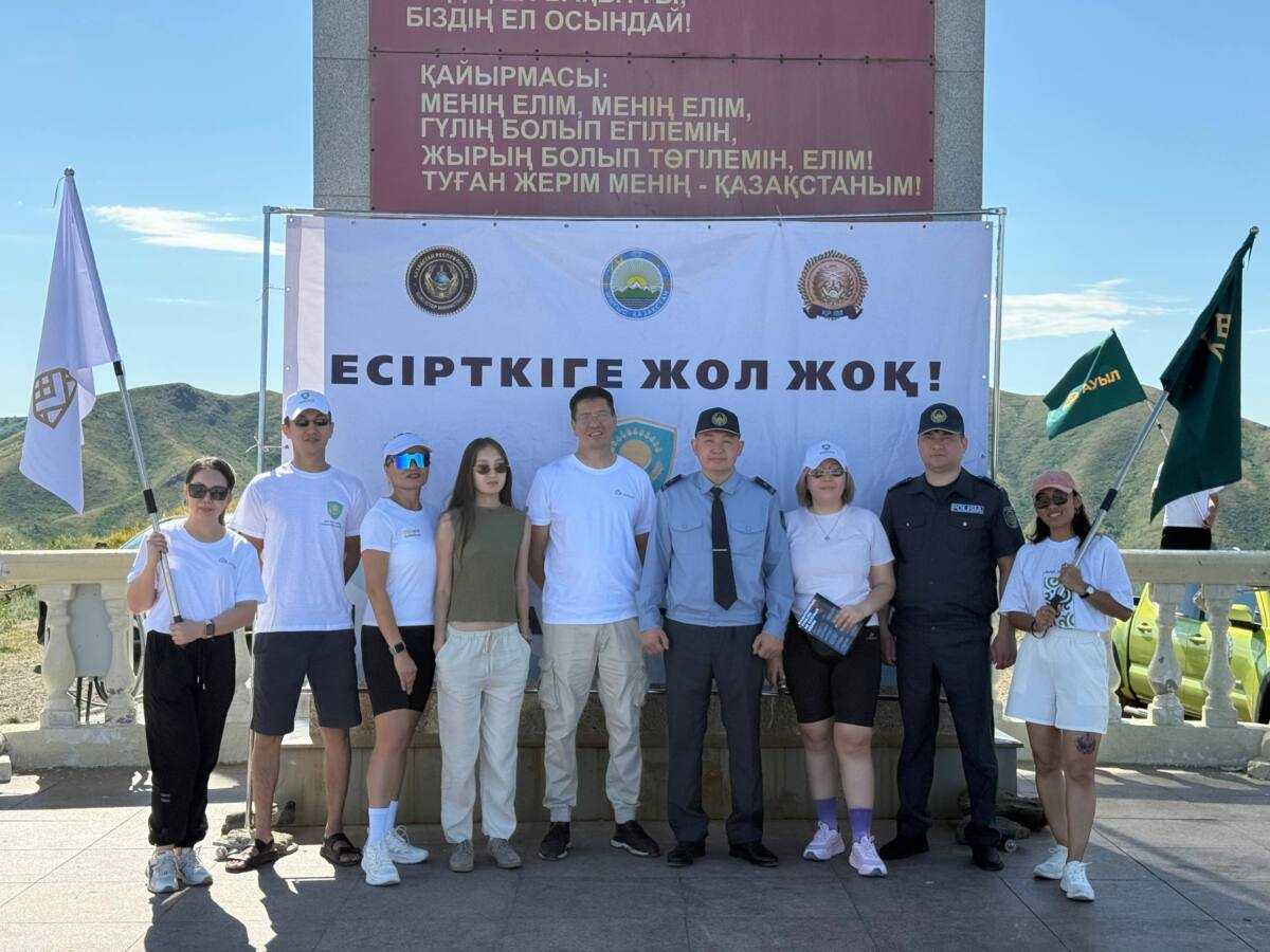 Спорт вместо наркотиков: в ВКО организовали восхождение на гору Казахстан