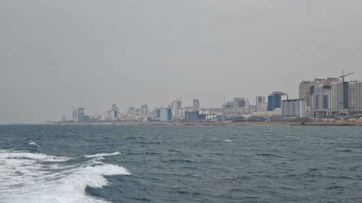 Двоих мужчин унесло течением в Каспийское море