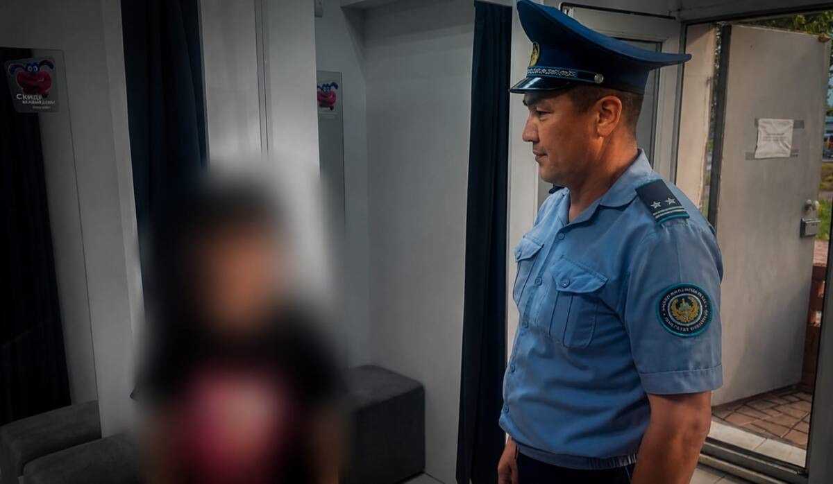 Одна дома: девочка сидела на подоконнике открытого окна на 8-м этаже в Павлодаре